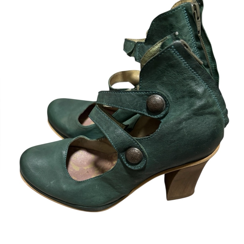 Dkode Stylish Green Leather Heels
